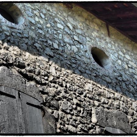 Vieux Corps De Ferme Datant De 1675 Crolles Bagian luar foto