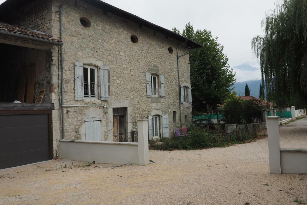 Vieux Corps De Ferme Datant De 1675 Crolles Bagian luar foto