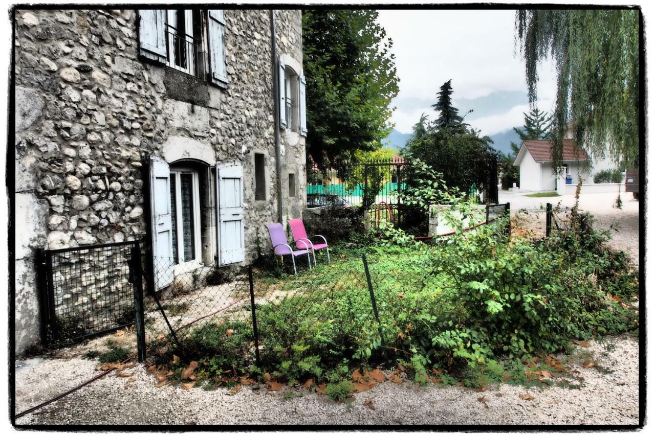 Vieux Corps De Ferme Datant De 1675 Crolles Bagian luar foto
