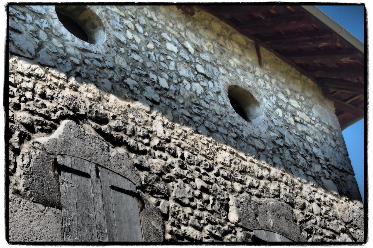 Vieux Corps De Ferme Datant De 1675 Crolles Bagian luar foto